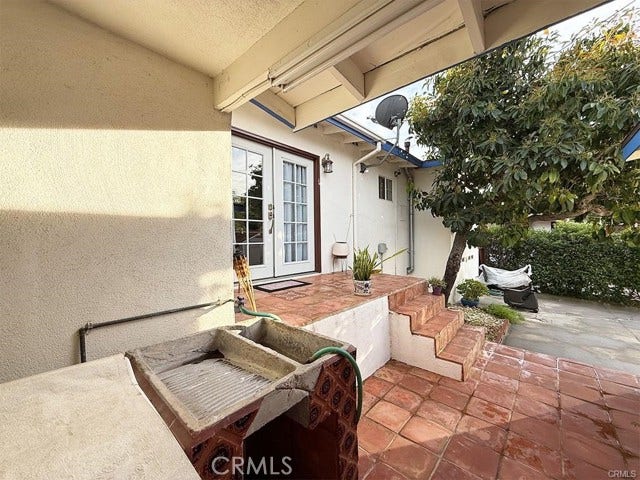 555 Hickory LN, Pasadena, CA 91103