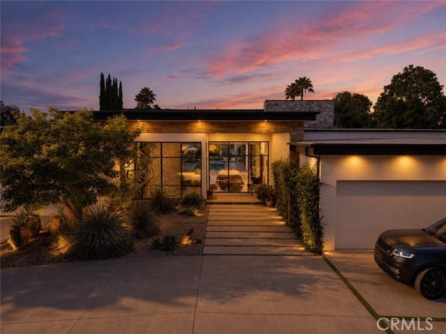 22935 Oxnard, Woodland Hills, CA 91367