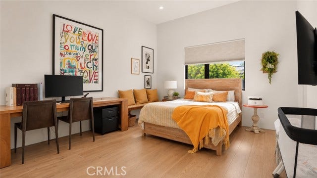 22935 Oxnard, Woodland Hills, CA 91367