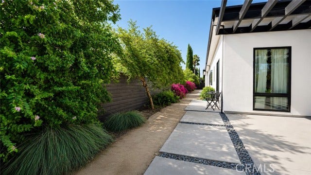 22935 Oxnard, Woodland Hills, CA 91367