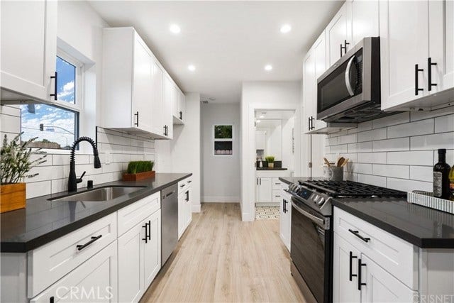 18060 Oxnard ST, Encino, CA 91316
