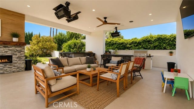 22935 Oxnard, Woodland Hills, CA 91367