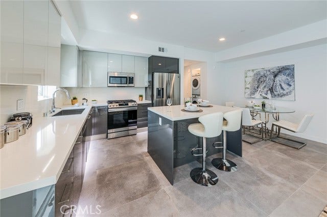 214 S Westmoreland, #3, Los Angeles, CA 90004 214 S Westmoreland, #3, Los Angeles, CA 90004