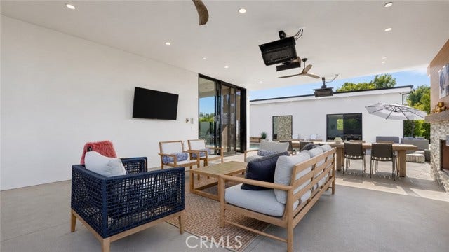 22935 Oxnard, Woodland Hills, CA 91367
