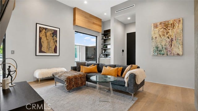 22935 Oxnard, Woodland Hills, CA 91367