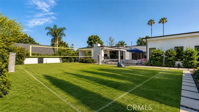 22935 Oxnard, Woodland Hills, CA 91367
