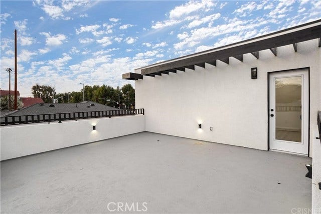 18060 Oxnard ST, Encino, CA 91316