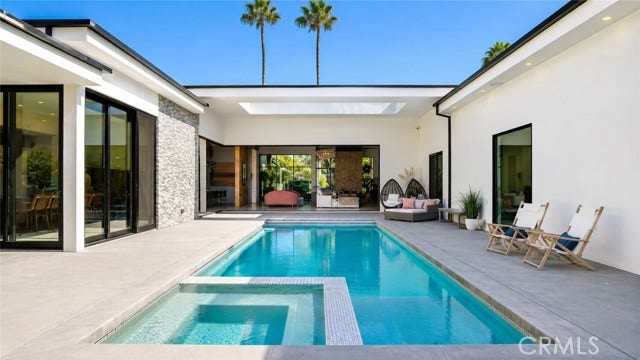 22935 Oxnard, Woodland Hills, CA 91367