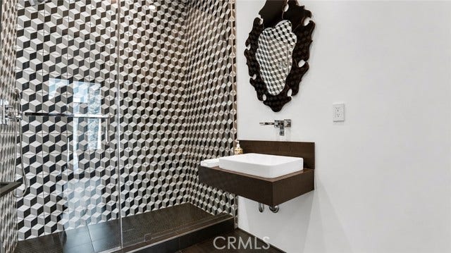 22935 Oxnard, Woodland Hills, CA 91367