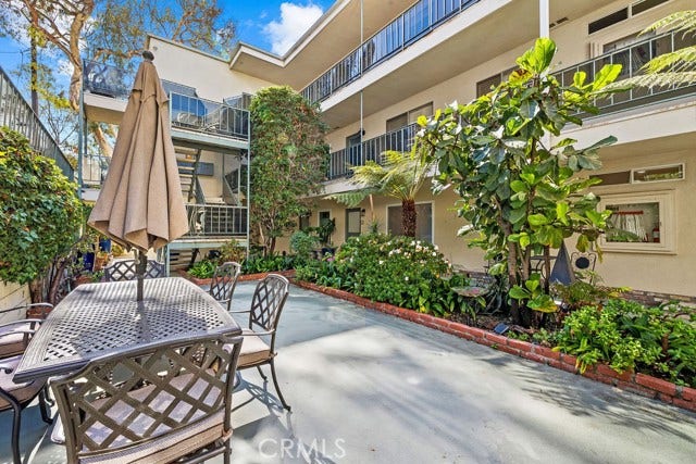 Beautiful common area courtyard