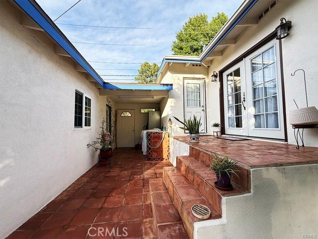 555 Hickory LN, Pasadena, CA 91103