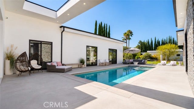 22935 Oxnard, Woodland Hills, CA 91367