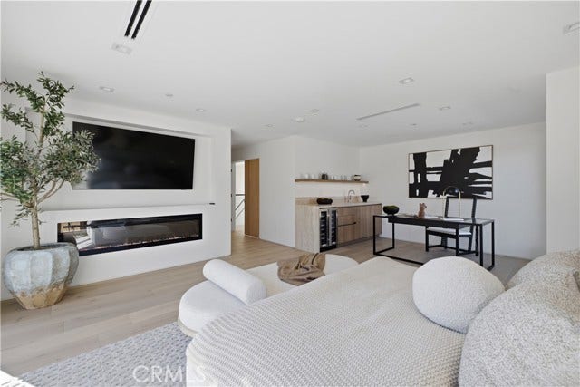 22518 Burbank, Woodland Hills, CA 91367 22518 Burbank, Woodland Hills, CA 91367