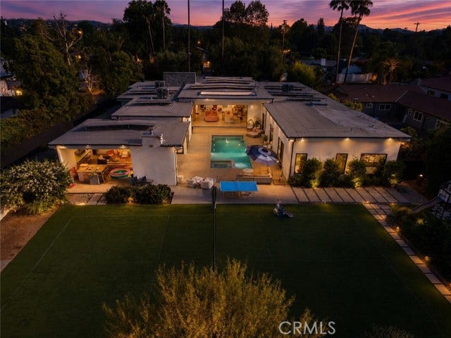 22935 Oxnard, Woodland Hills, CA 91367