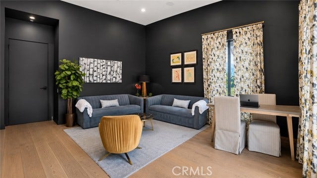 22935 Oxnard, Woodland Hills, CA 91367