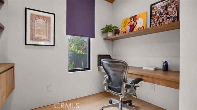 22935 Oxnard, Woodland Hills, CA 91367