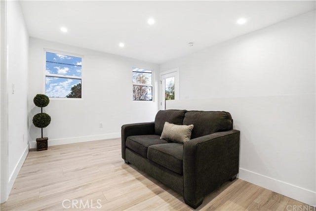 18060 Oxnard ST, Encino, CA 91316