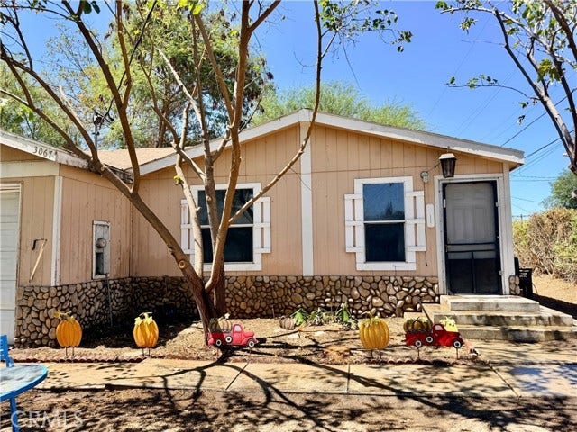 welcoming front entrance with neutral exterior colors and contrasting trim