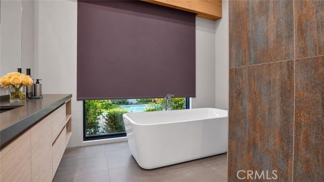 22935 Oxnard, Woodland Hills, CA 91367