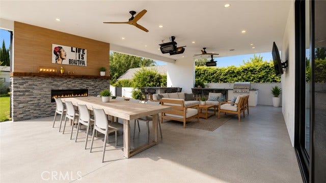 22935 Oxnard, Woodland Hills, CA 91367
