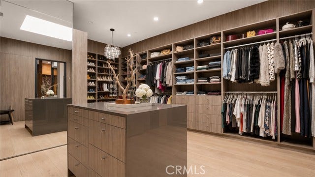 22935 Oxnard, Woodland Hills, CA 91367