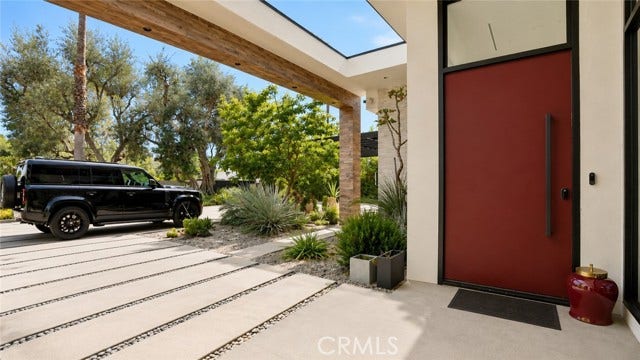 22935 Oxnard, Woodland Hills, CA 91367