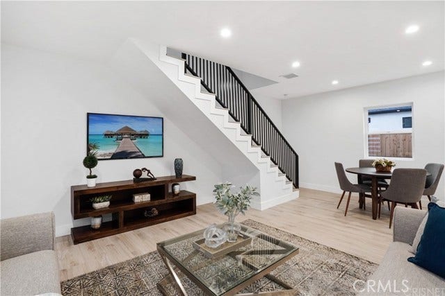18060 Oxnard ST, Encino, CA 91316