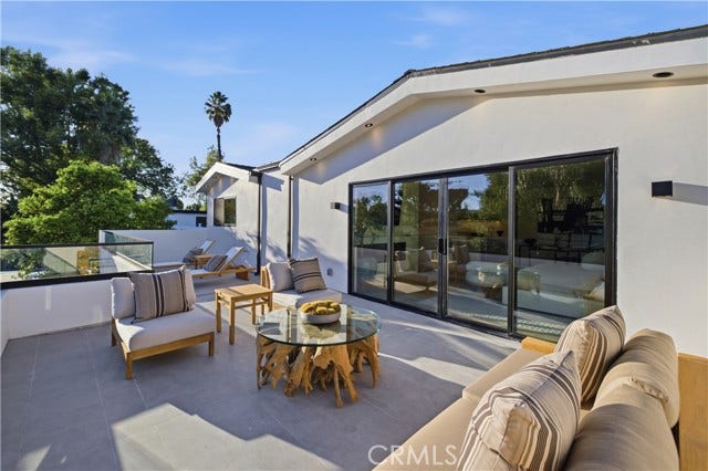 22518 Burbank, Woodland Hills, CA 91367 22518 Burbank, Woodland Hills, CA 91367
