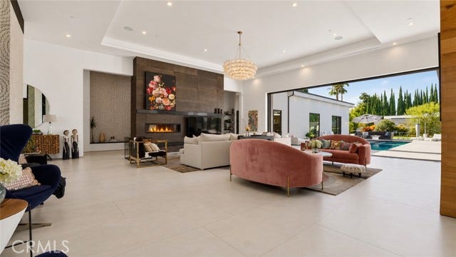 22935 Oxnard, Woodland Hills, CA 91367