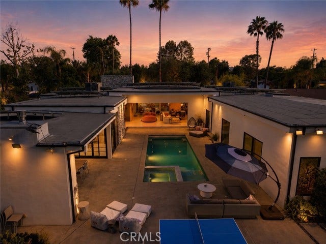 22935 Oxnard, Woodland Hills, CA 91367