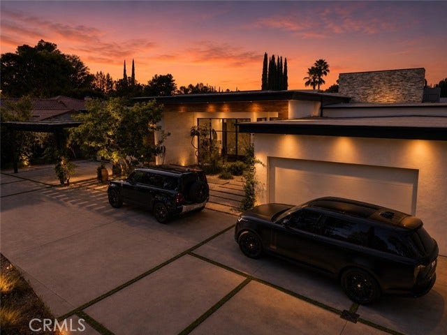 22935 Oxnard, Woodland Hills, CA 91367