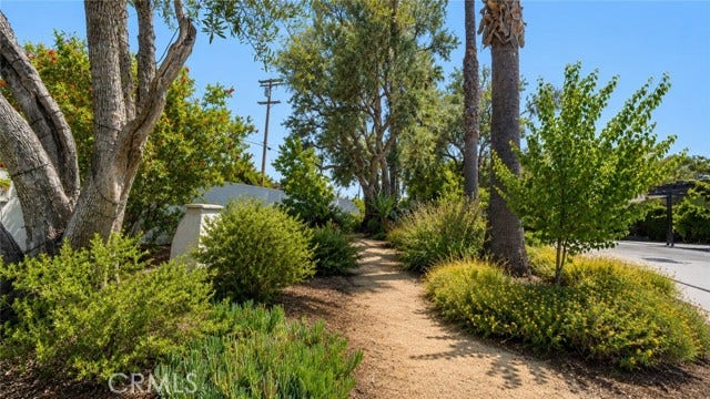 22935 Oxnard, Woodland Hills, CA 91367
