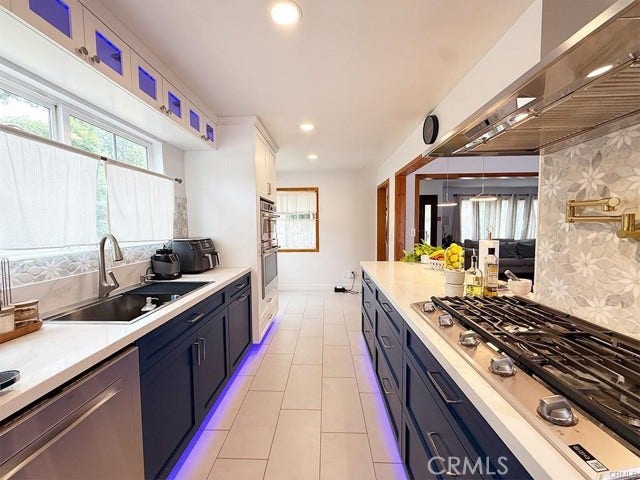 555 Hickory LN, Pasadena, CA 91103