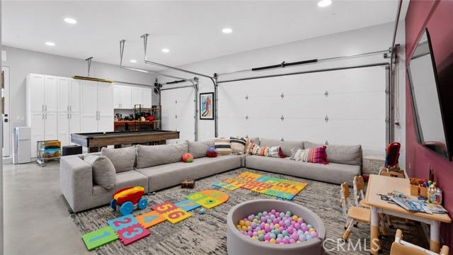 22935 Oxnard, Woodland Hills, CA 91367