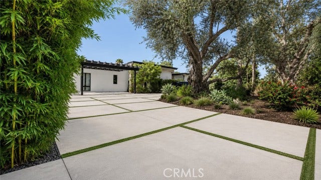 22935 Oxnard, Woodland Hills, CA 91367