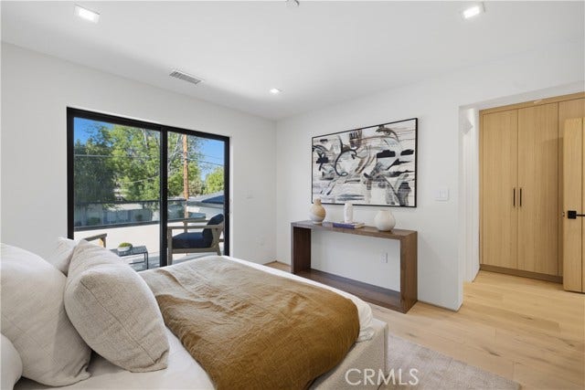 22518 Burbank, Woodland Hills, CA 91367 22518 Burbank, Woodland Hills, CA 91367