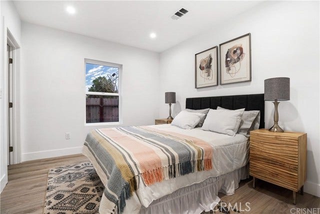 18060 Oxnard ST, Encino, CA 91316