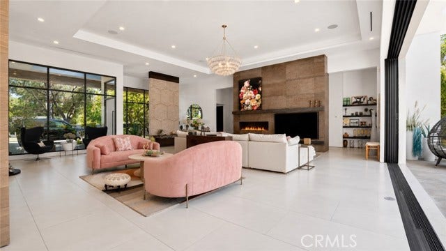 22935 Oxnard, Woodland Hills, CA 91367