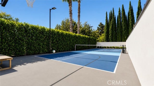 22935 Oxnard, Woodland Hills, CA 91367