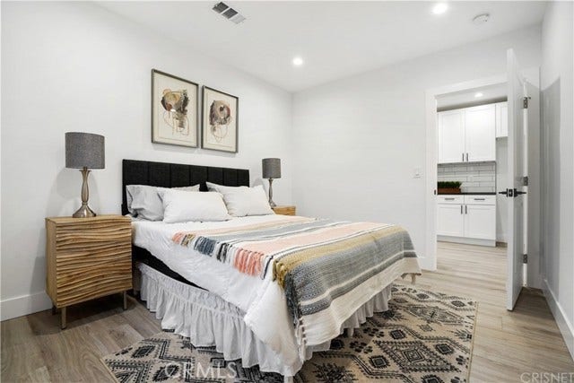 18060 Oxnard ST, Encino, CA 91316