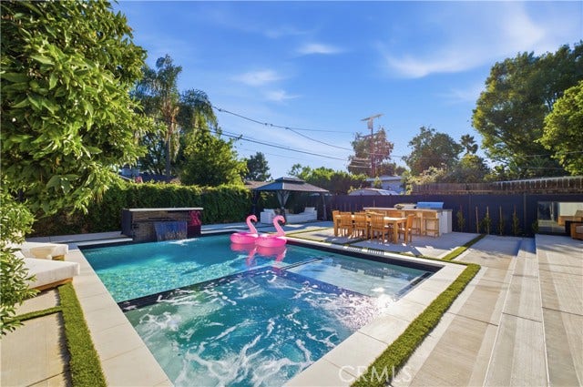 22518 Burbank, Woodland Hills, CA 91367 22518 Burbank, Woodland Hills, CA 91367
