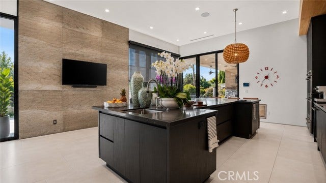 22935 Oxnard, Woodland Hills, CA 91367