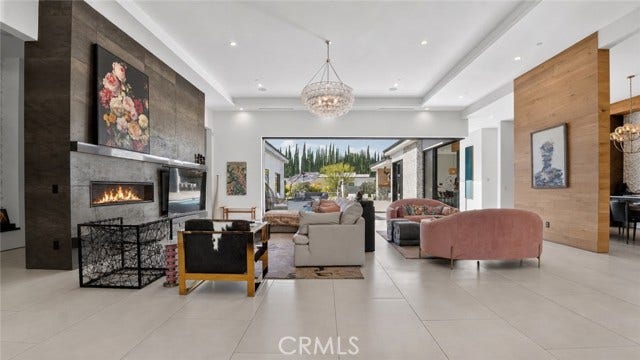 22935 Oxnard, Woodland Hills, CA 91367