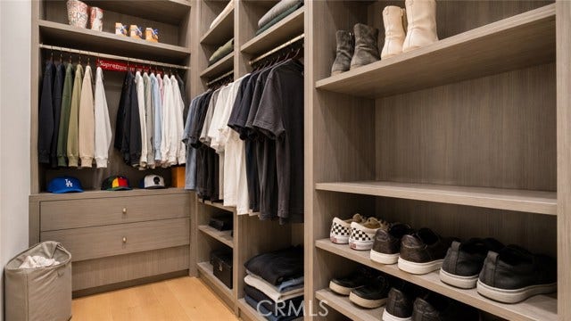 22935 Oxnard, Woodland Hills, CA 91367