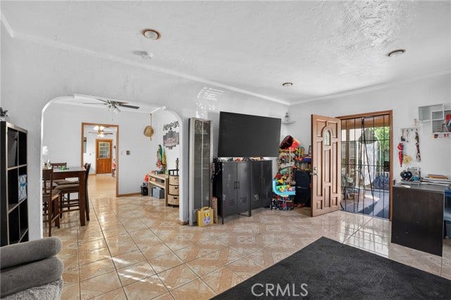 6856 Laurel Canyon BLVD, North Hollywood, CA 91605
