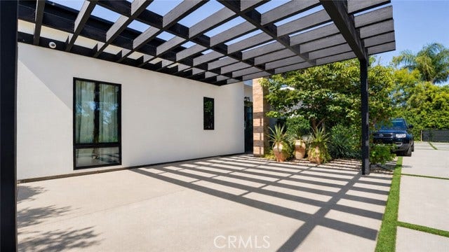 22935 Oxnard, Woodland Hills, CA 91367