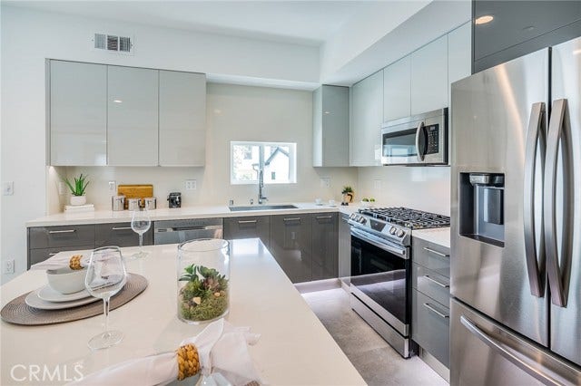 214 S Westmoreland, #3, Los Angeles, CA 90004 214 S Westmoreland, #3, Los Angeles, CA 90004