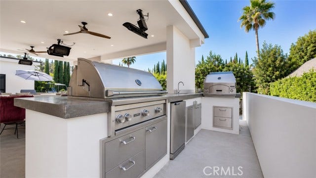 22935 Oxnard, Woodland Hills, CA 91367