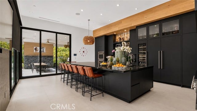 22935 Oxnard, Woodland Hills, CA 91367