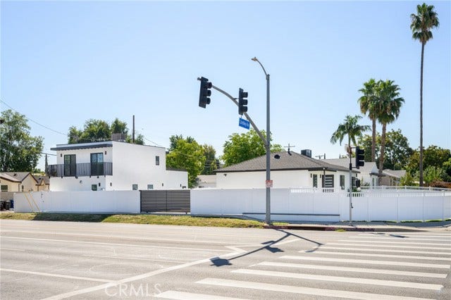18060 Oxnard ST, Encino, CA 91316